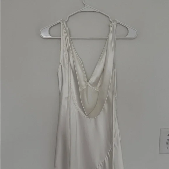 Amazon Elegant White Satin Backless Gown - Size XS - Picture 7 of 9